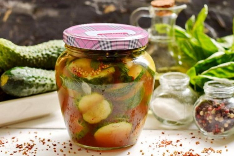 Резаные огурцы с горчицей в томатном соусе