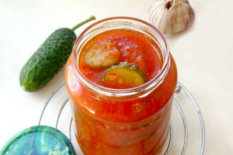 Резаные огурцы в чесночно-томатном соусе на зиму