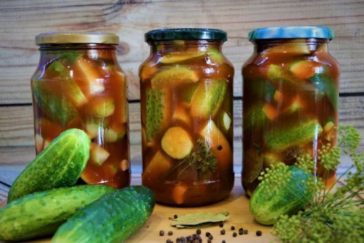 Резаные огурцы в томатном соусе с лимонным соком