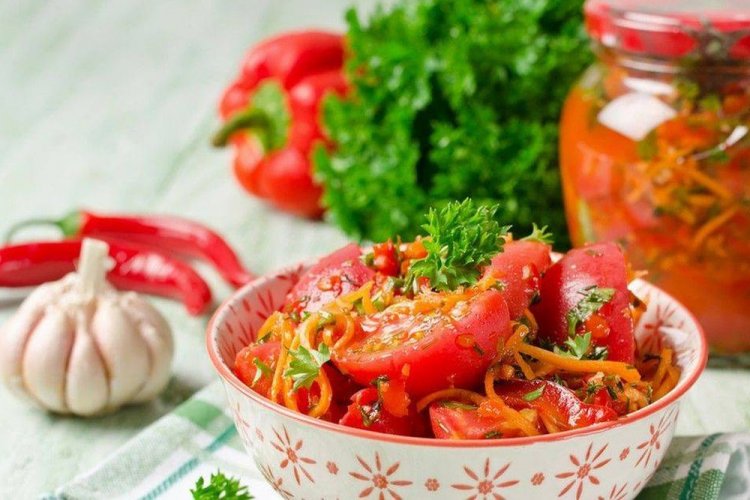Острый салат из помидоров, моркови, лука и чеснока на зиму