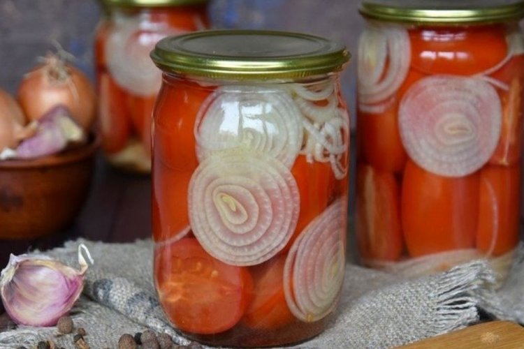 Помидоры половинками с луком и чесноком