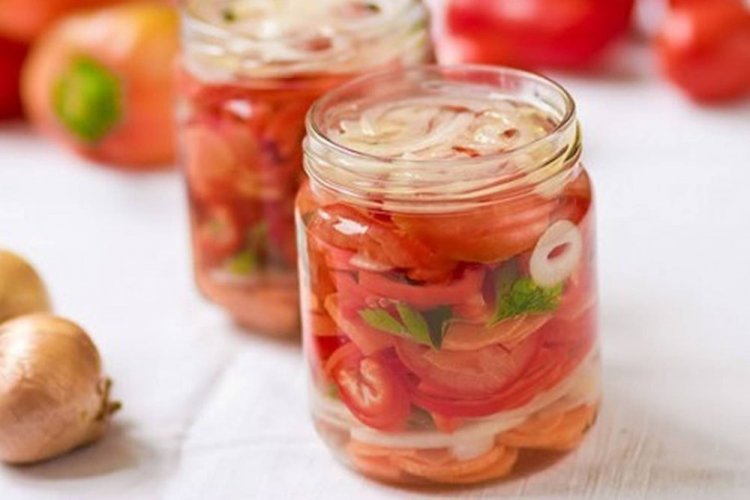 Помидоры с луком, морковью, болгарским и острым перцем на зиму