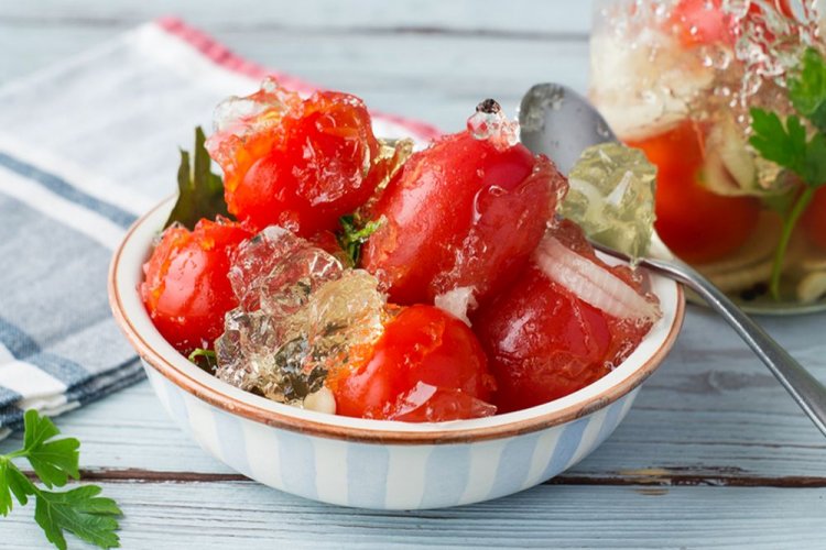 Помидоры с луком в желе