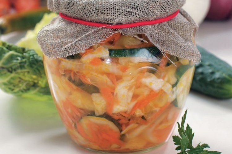 Салат из огурцов с капустой, луком и морковью