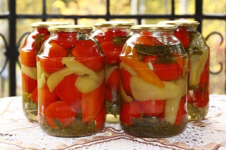 Помидоры по-грузински с болгарским перцем, зеленью и водкой