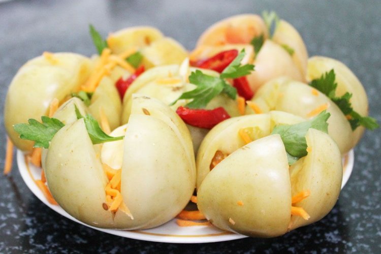 Квашеные зеленые помидоры по-грузински с морковью и острым перцем