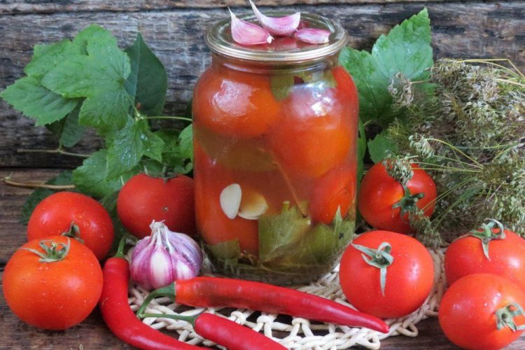 Помидоры по-грузински с острым перцем, чесноком и ароматными листьями