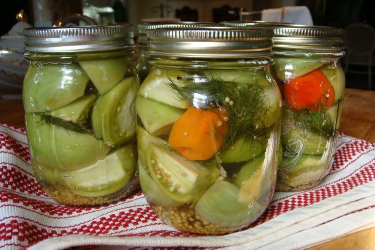 Зеленые помидоры по-грузински с горчицей, морковью и лимонным соком