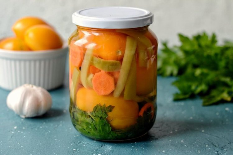 Желтые помидоры по-грузински с морковью, сладким перцем и чесноком