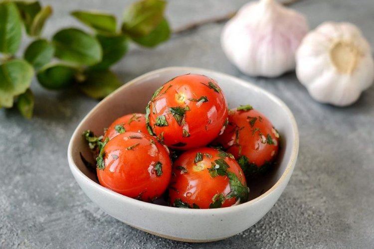 Квашеные помидоры с базиликом, петрушкой и чесноком