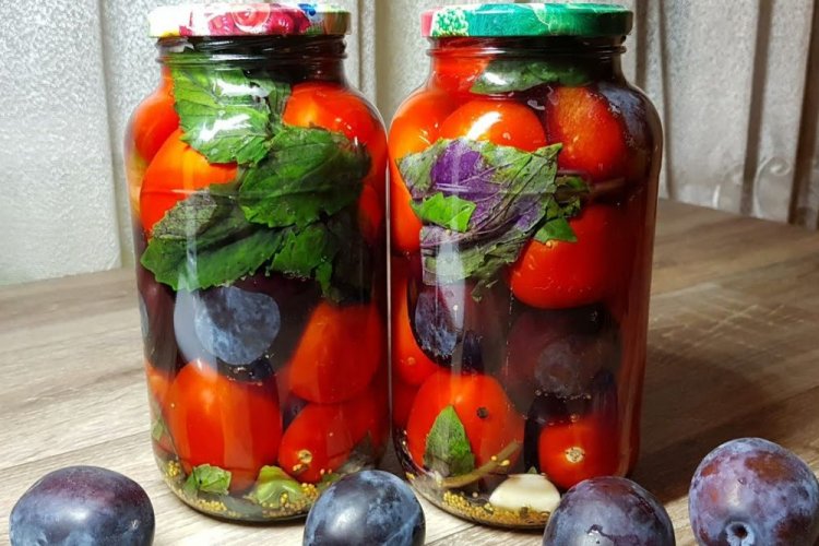 Помидоры со сливами, горчицей и базиликом на зиму