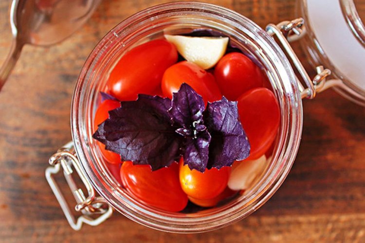 Помидоры с чесноком и базиликом без уксуса