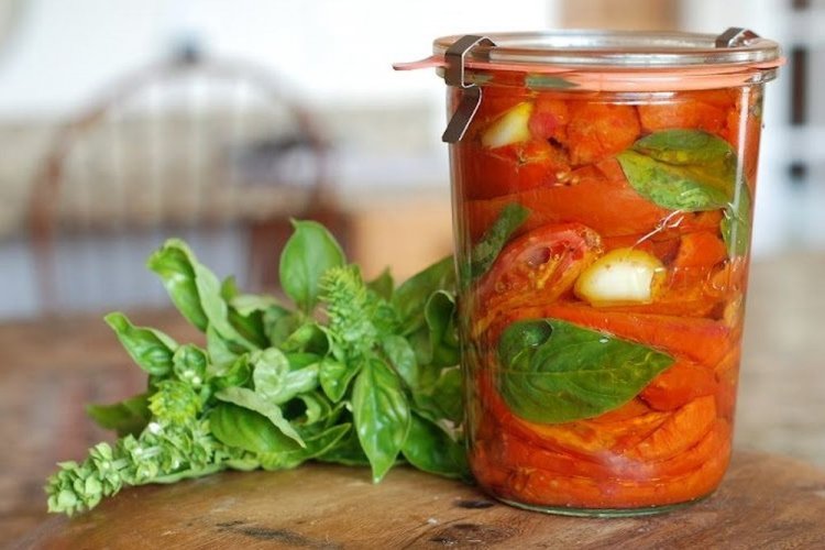 Вяленые помидоры с чесноком и базиликом в электросушилке