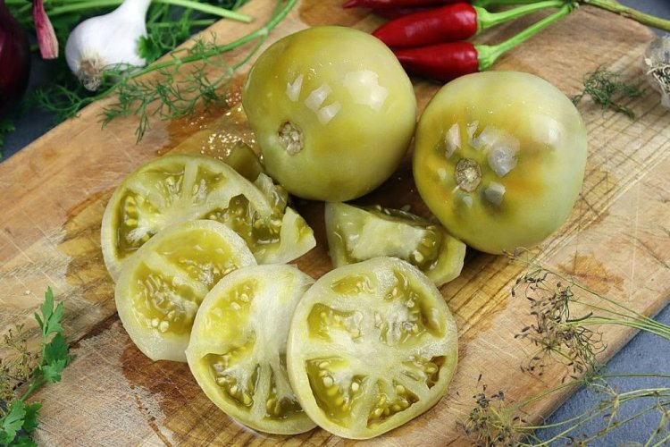 Зеленые помидоры, квашенные с чесноком, острым перцем и базиликом