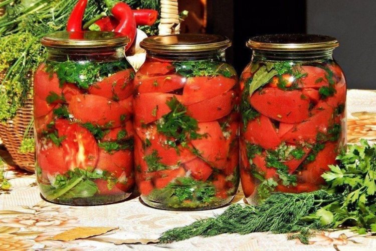 Помидоры кусочками с зеленью и чесноком на зиму