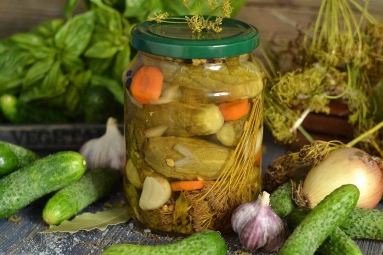 Огурцы по-польски с морковью и чесноком