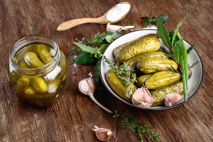 Огурцы по-польски с чесноком и тимьяном