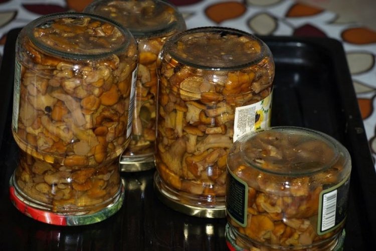 Жареные лисички на смеси двух масел в банках
