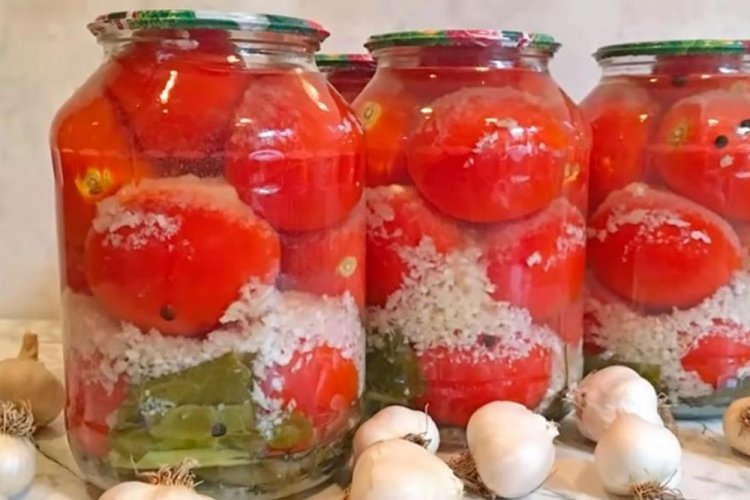 Пряные помидоры в снегу с чесноком и специями