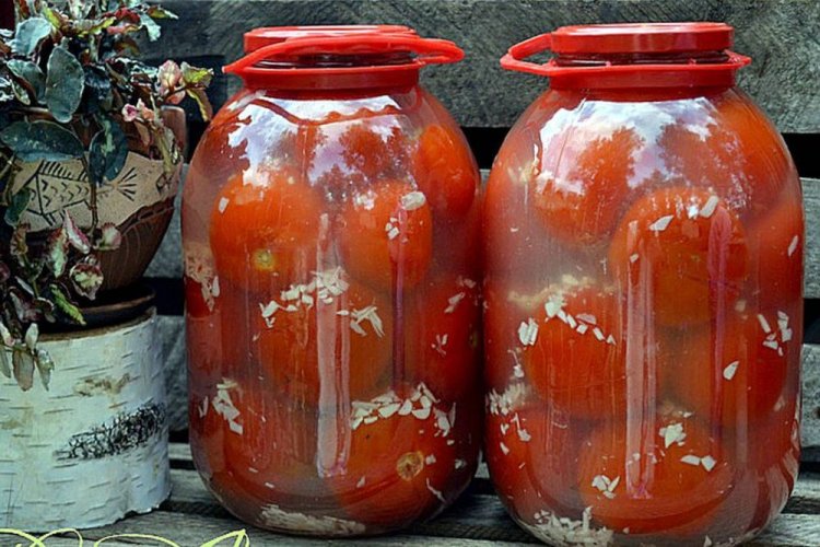 Помидоры в снегу с чесноком без уксуса