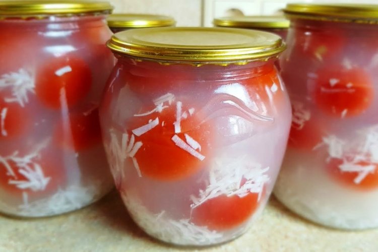 Помидоры в снегу с луком и чесноком на зиму