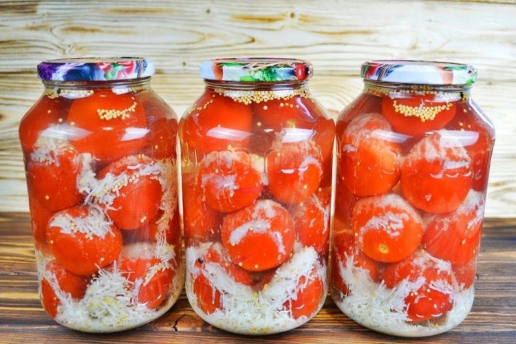 Помидоры в снегу с семенами горчицы и чесноком