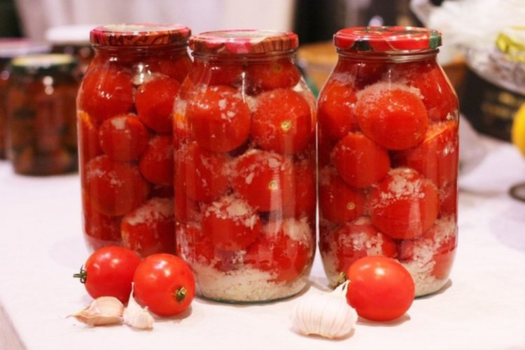 Помидоры «Под снегом» с чесноком и соком лимона