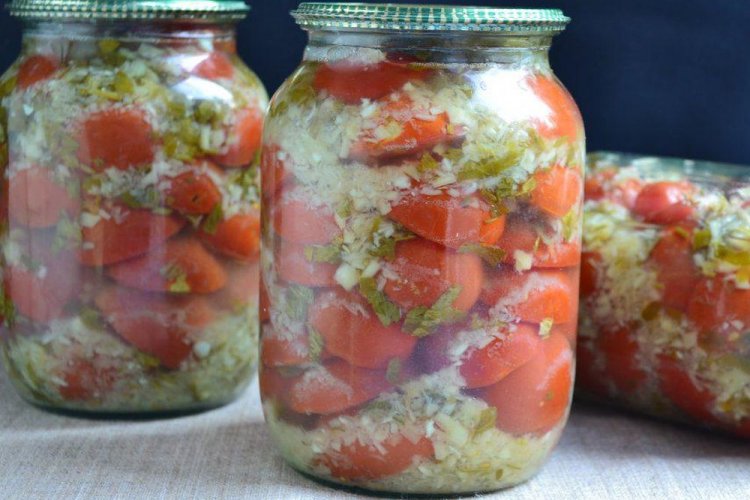 Помидоры половинками «Под снегом» с чесноком и зеленью