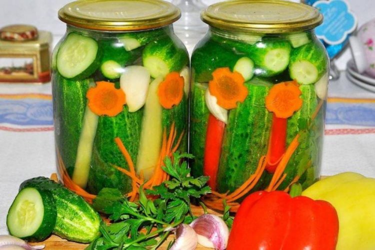 Огурцы по-болгарски с морковью и сладким перцем со стерилизацией