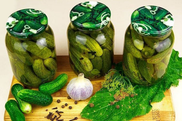 Огурцы по-болгарски с листьями хрена и чесноком