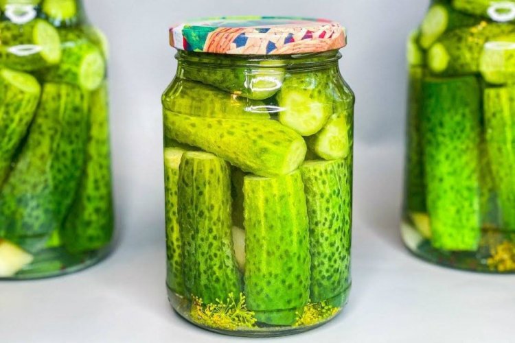 Огурцы по-болгарски с чесноком и зонтиками укропа