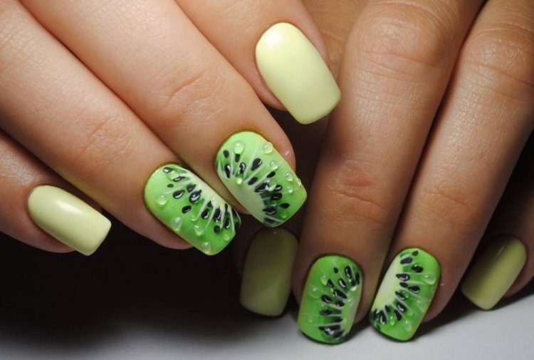 Летний маникюр с фруктами и ягодами