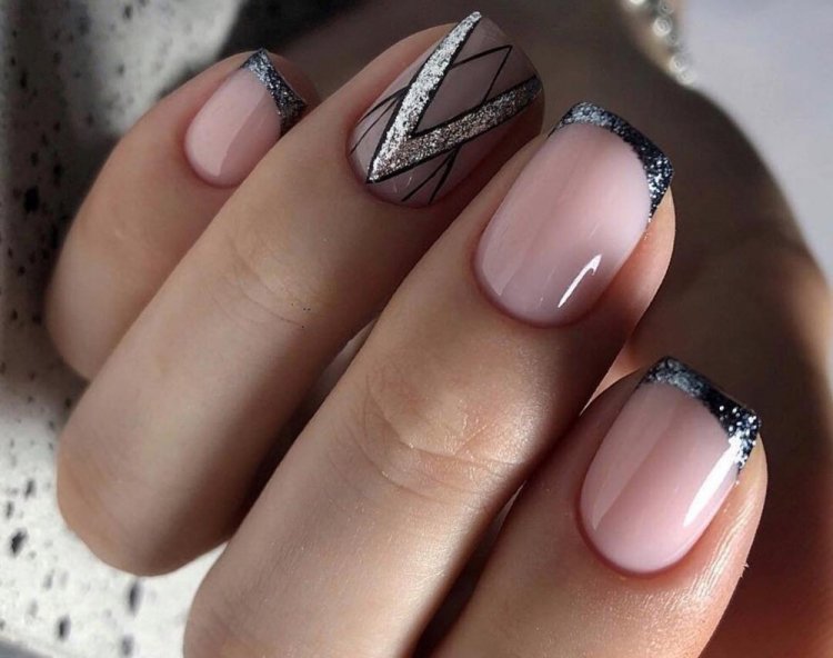 Геометрический маникюр с блестками