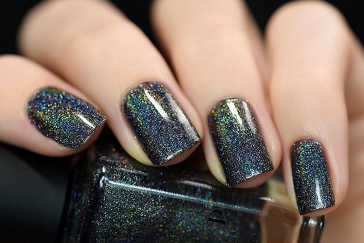 Светоотражающий летний маникюр