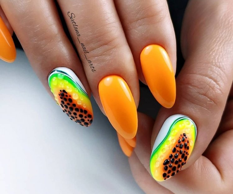 Летний маникюр с фруктами и ягодами