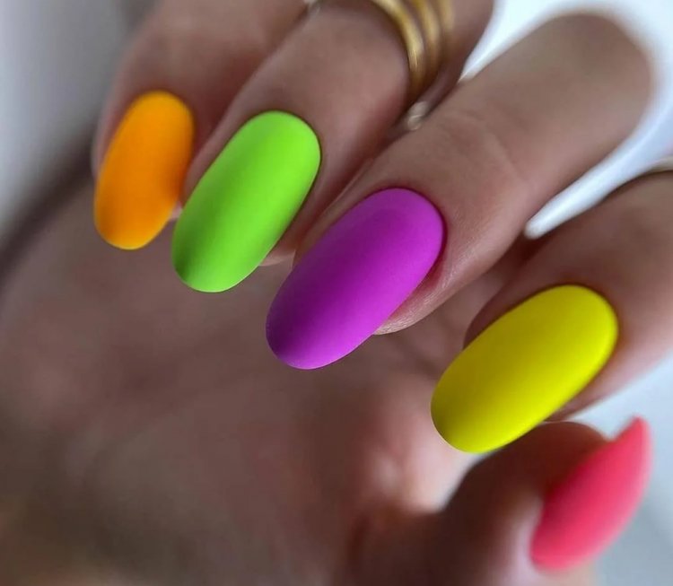 Летний радужный маникюр