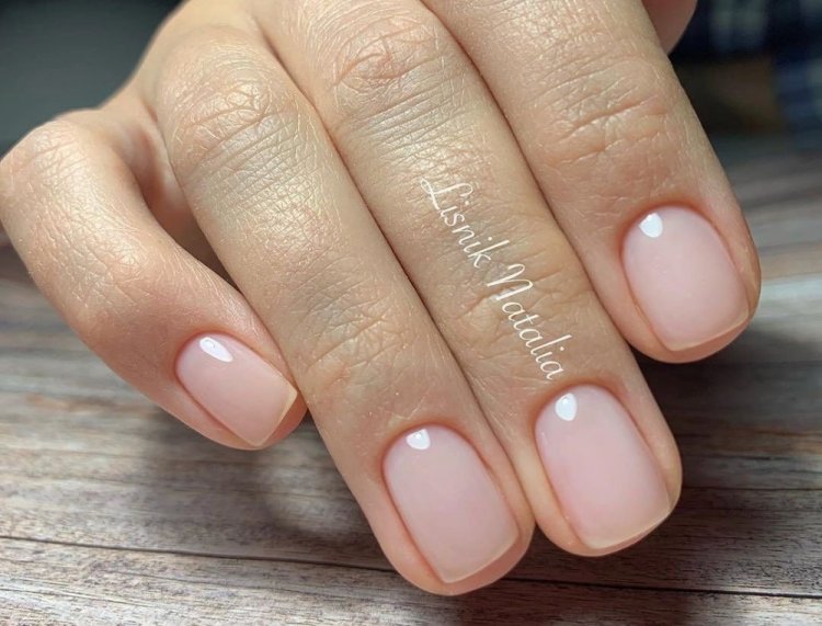 Полупрозрачный нюдовый маникюр