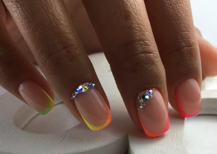 Летний маникюр со стразами