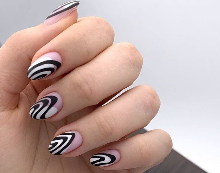 Черно-белый абстрактный маникюр