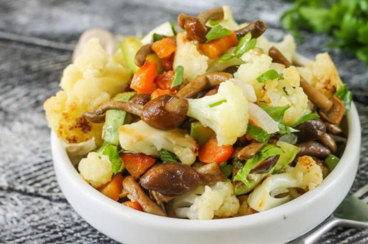 Салат из цветной капусты с грибами на зиму