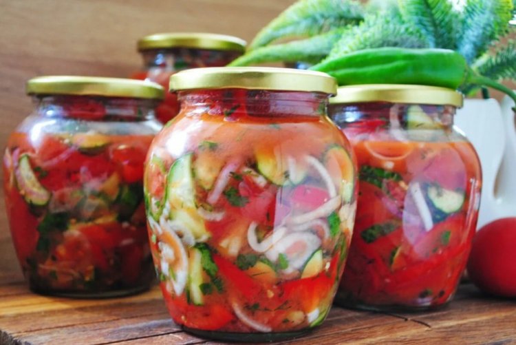 Салат из переросших огурцов с болгарским перцем и помидорами