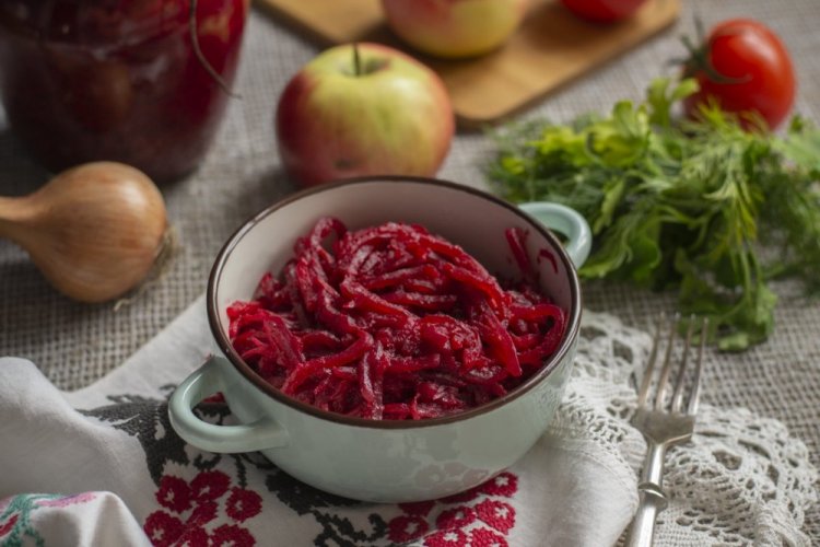Салат из свеклы и яблок на зиму