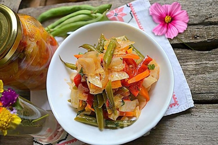 Салат из стручковой фасоли с капустой на зиму