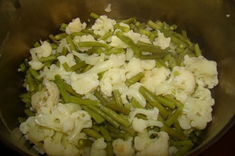 Салат из стручковой фасоли и цветной капусты на зиму