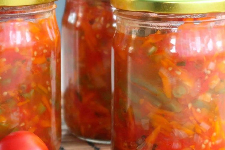 Салат из стручковой фасоли с морковью и зеленью