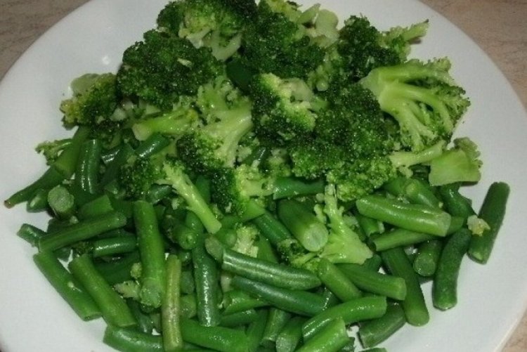 Салат из стручковой фасоли и брокколи на зиму