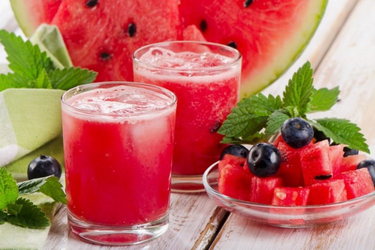 Компот из арбуза с клубникой, малиной и черникой