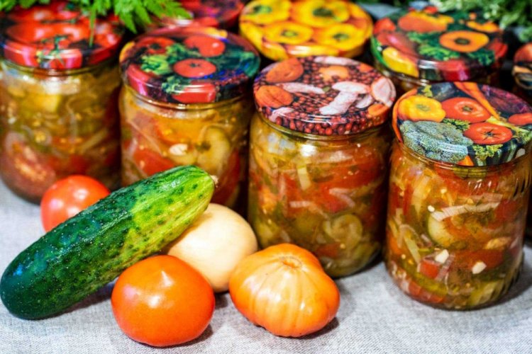 Салат из огурцов, кабачков и моркови на зиму