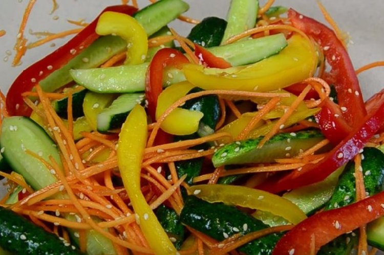 Салат из огурцов и моркови с болгарским перцем на зиму