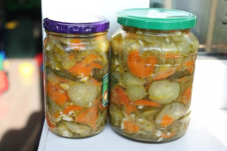 Салат из огурцов и моркови с зеленью на зиму